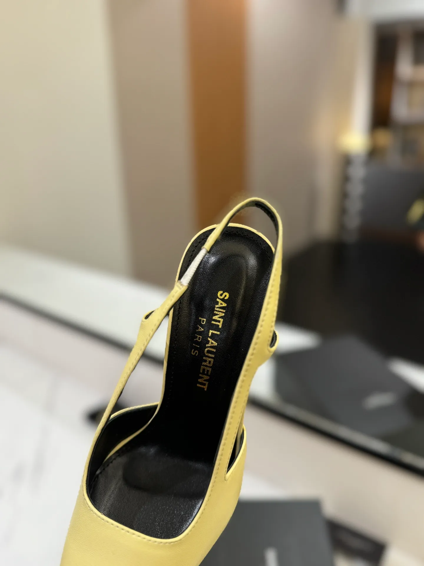 👟👟Ex-factory price 600👟👟 saint laurent ss24 new arrival～ Saint Laurent ysl 2024 spring and summer｜New high-heeled shoes🆕 Beautiful, refined and elegant! The 10cm foot is very stable, so feel free to put it in! The heel is custom-made from a new mold, and the height is the same as the original one. Various incorrect versions are % high-end and sexy, YSL still understands women best❤️ ⚠️The entire upper and lining are made of one piece without joints, which consumes more materials and costs more! Moreover, the material, fabric and lining are all made from more than 20 pieces of genuine custom-made calfskin. The upper is made of custom-made calfskin, the lining is made of calfskin, and the genuine leather outsole imported from Italy. Heel height: 10cm. Size: 35-39 (40 and 41 are custom-made and cannot be returned or exchanged)